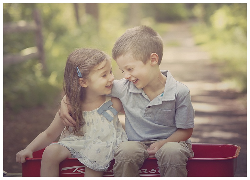 Маленькие брат и сестра рассказ. Siblings Love. Дети любят историю. Любовь сестры и брата в живописи и названия. Sibling on lovers.